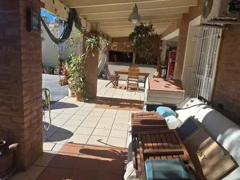 Casa 6 ambientes con 2 baños