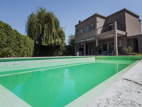Venta de Casa 2 plantas con pileta lote central en Barrio Los Tilos La Cañada de Pilar