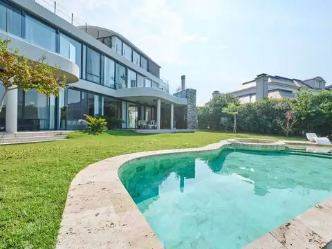 VENTA CASA NORDELTA LAGOS DEL GOLF AL AGUA