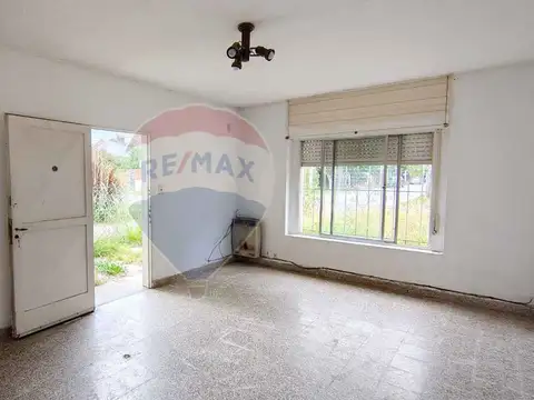 VENTA - CASA 4 AMBIENTES CON JARDÍN - CAMPANA