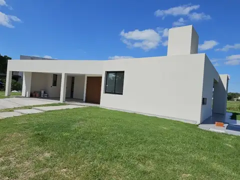 Casa 4 ambientes con 2 baños