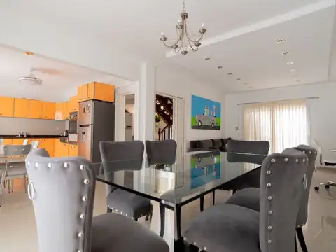 Casa en venta. 4 ambientes. Terraza Propia. Cocheras.