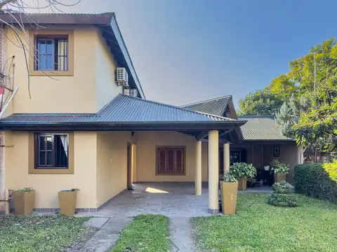 Casa Con Anexo Profesional En Lote Propio De 356m²