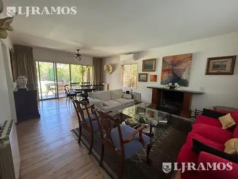 Casa en Alquiler con 1 cochera