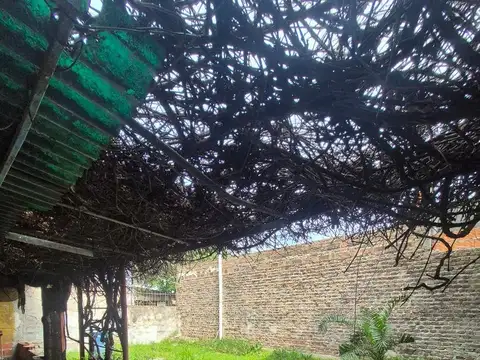 Casa a Reciclar en zona comercial