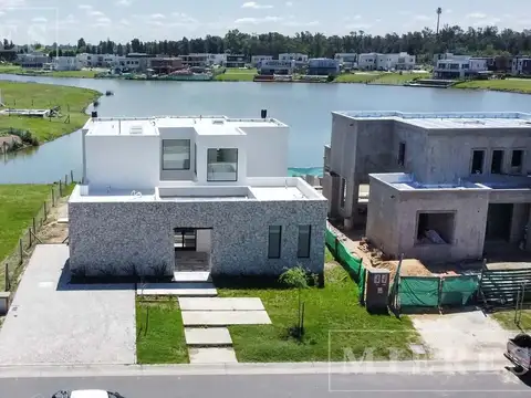 Casa en venta a La laguna en el Barrio Santa Ana - Villanueva.