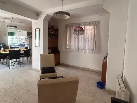 Casa de 3 dormitorios y cochera, cercana al centro