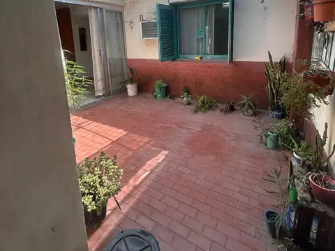 Casa 8 ambientes con 2 baños