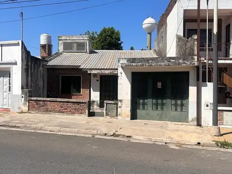 Casa de 3 dormitorios y cochera, cercana al centro