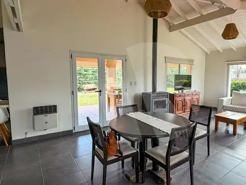 Casa 4 ambientes con 2 baños
