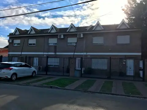 VENTA, TRIPLEX 4 AMBIENTES EN MALVINAS