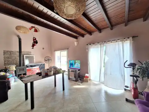 Casa 4 ambientes con 2 baños