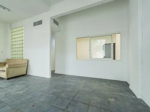 Alquiler local, amplias vidrieras y sótano. V Real