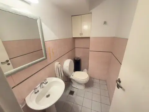Oficina 5 ambientes con 2 baños