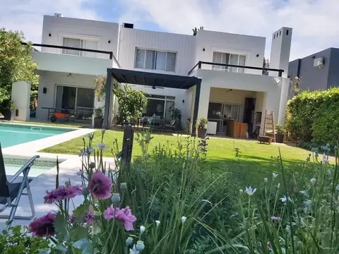 Casa en alquiler temporada 4 dormitorios en Santa Bárbara 29/12 al 18/2/26 consultar más días