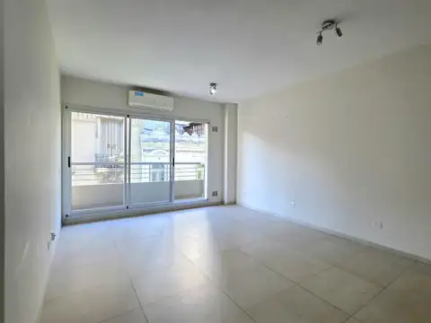 San José al 700 - Departamento de 2 ambientes con balcon al frente y toillette