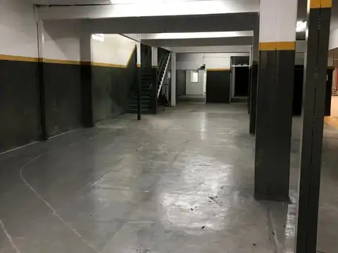 Galpón con entrada para camiones en VENTA -Parque Patricios-