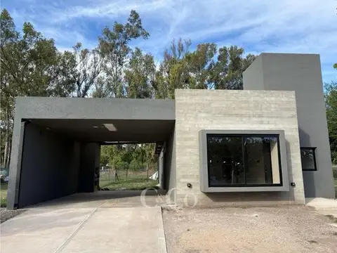 Casa 6 ambientes con 2 baños