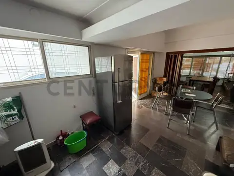 Casa de 5 ambientes en lote propio con pileta y cochera para 3 autos  – Ramos Me