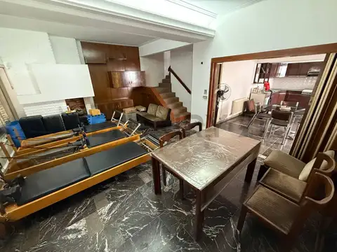 Casa de 5 ambientes en lote propio con pileta y cochera para 3 autos  – Ramos Me