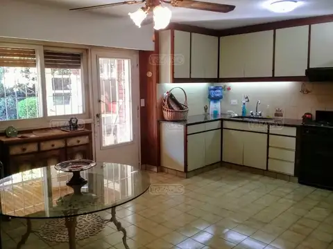 Casa en Venta con 3 cocheras