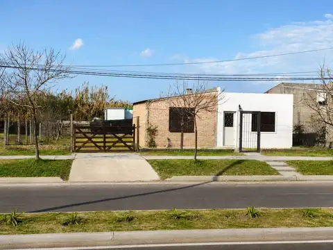 Casa con potencial sobre Avenida.