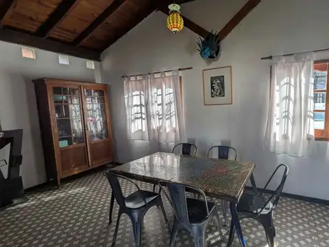 Casa 6 ambientes con 2 baños