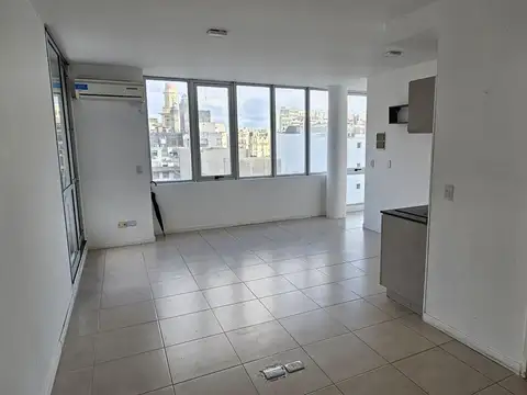 Venta de Tres ambientes amplios con terraza y amenities.