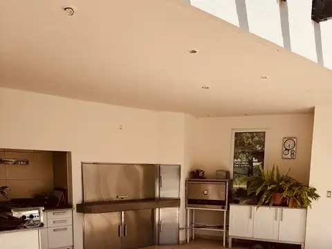 Hermosa  Imponente casa en Barrio Privado.