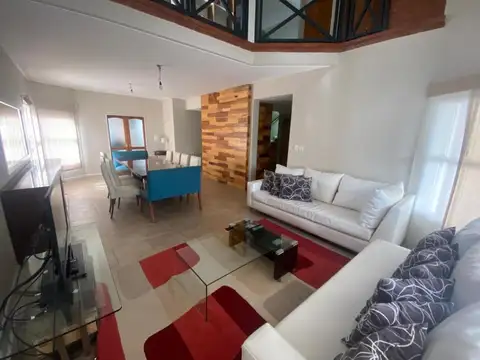 Casa en Venta con 8 cocheras