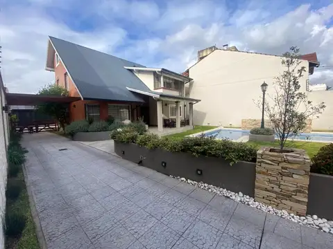 Casa 7 Ambientes con Jardin, piscina y quincho