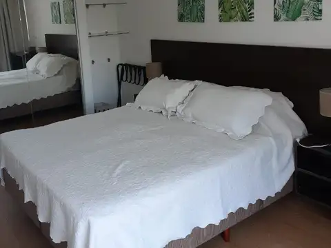 Alquilo Temporario en Balvanera. Amplio Departamento de 2 Ambientes con balcón. Hasta 2 Personas.