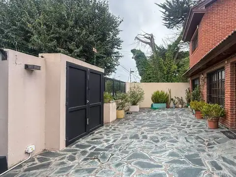 Casa en Venta con 3 cocheras