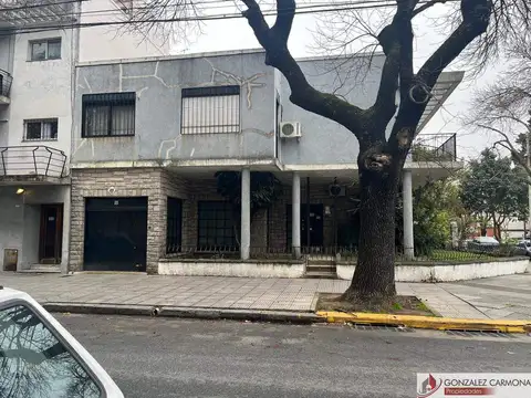 Casa 8 ambientes con 4 baños