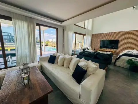 Casa en Venta con 2 cocheras
