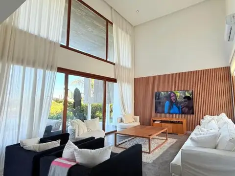 Casa 6 ambientes con 2 baños
