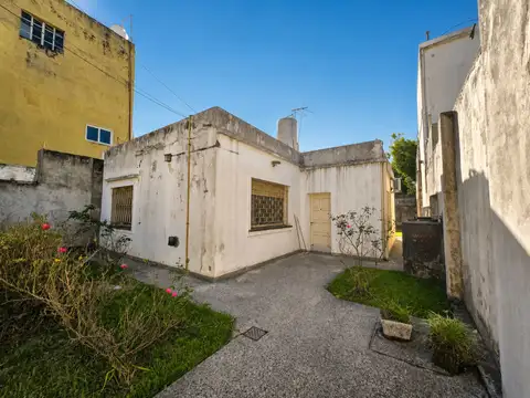 VENTA CASA 4 AMBIENTES EN TERRENO 300 M2 CASEROS
