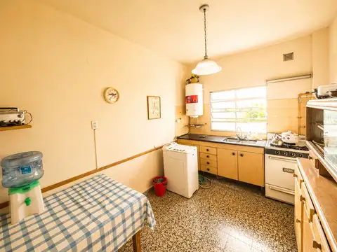 VENTA CASA 4 AMBIENTES EN TERRENO 300 M2 CASEROS