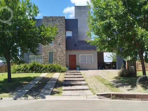 Venta Excelente Casa Pilar del Este Barrio San Alfonso sobre lote de 500 m2