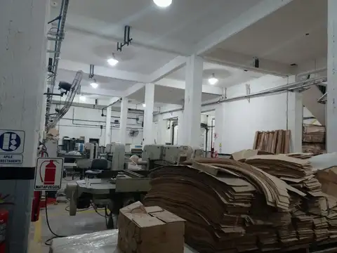 NAVE DEPOSITO + OFICINAS , DE 3 PLANTAS MUY BIEN UBICADO