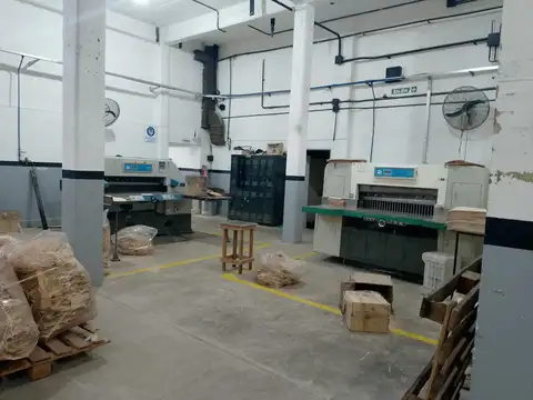 NAVE DEPOSITO + OFICINAS , DE 3 PLANTAS MUY BIEN UBICADO