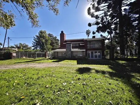 Casa en Alquiler con 3 cocheras