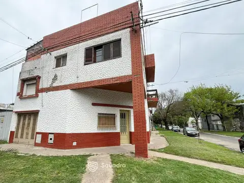 Venta | permuta - casa 2 dormitorios   comodín y cochera. las heras, rosario. apto crédito.
