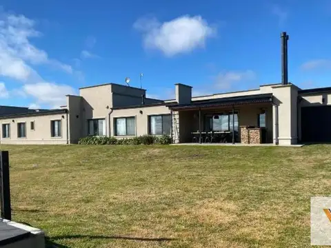 Casa en venta - 5 Dormitorios 3 Baños - 15.000Mts2 - Chascomús