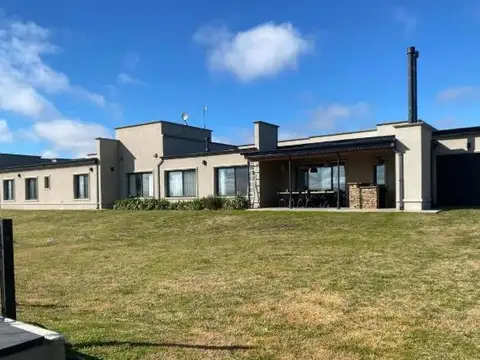 Casa en venta - 5 Dormitorios 3 Baños - 15.000Mts2 - Chascomús