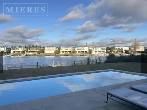Casa en venta al agua en Barbarita