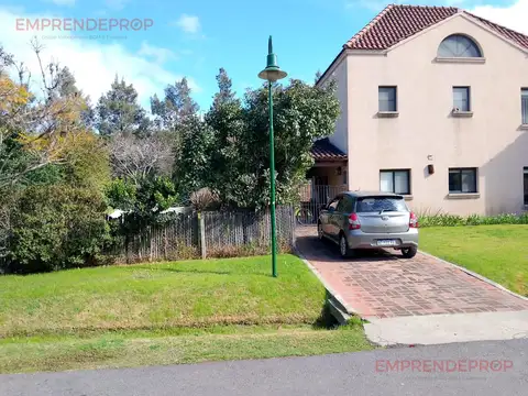 Casa en Alquiler con 1 cochera