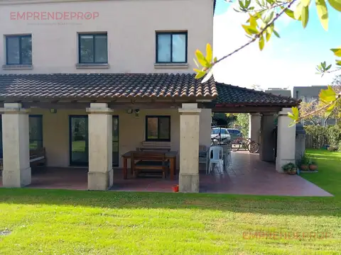 Casa 6 ambientes con 5 baños