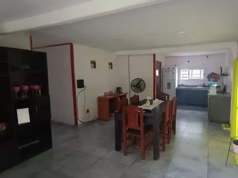 Casa 4 ambientes con 2 baños