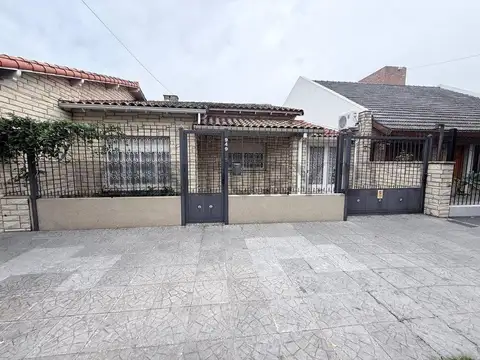 VENTA CASA 3 AMBIENTES CON PATIO PARRILLA Y COCHERA EN MARTINEZ EXCELENTE UBICACION